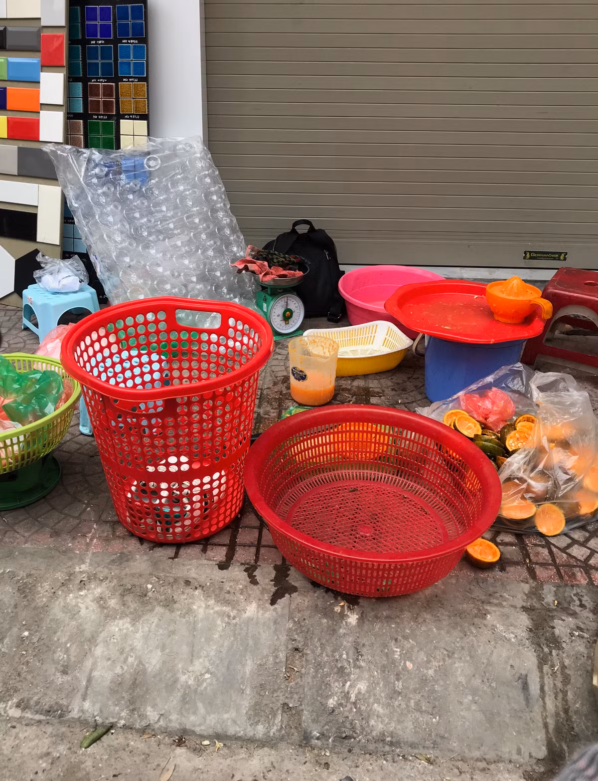 Sự thật giật mình sau chai nước ép 10.000 đồng bán đầy vỉa hè - Hình 5 Su that giat minh sau chai nuoc ep 10.000 dong ban day via he-Hinh-5