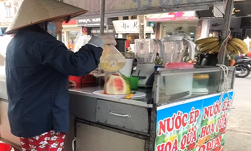 Sự thật giật mình sau chai nước ép 10.000 đồng bán đầy vỉa hè Su that giat minh sau chai nuoc ep 10.000 dong ban day via he
