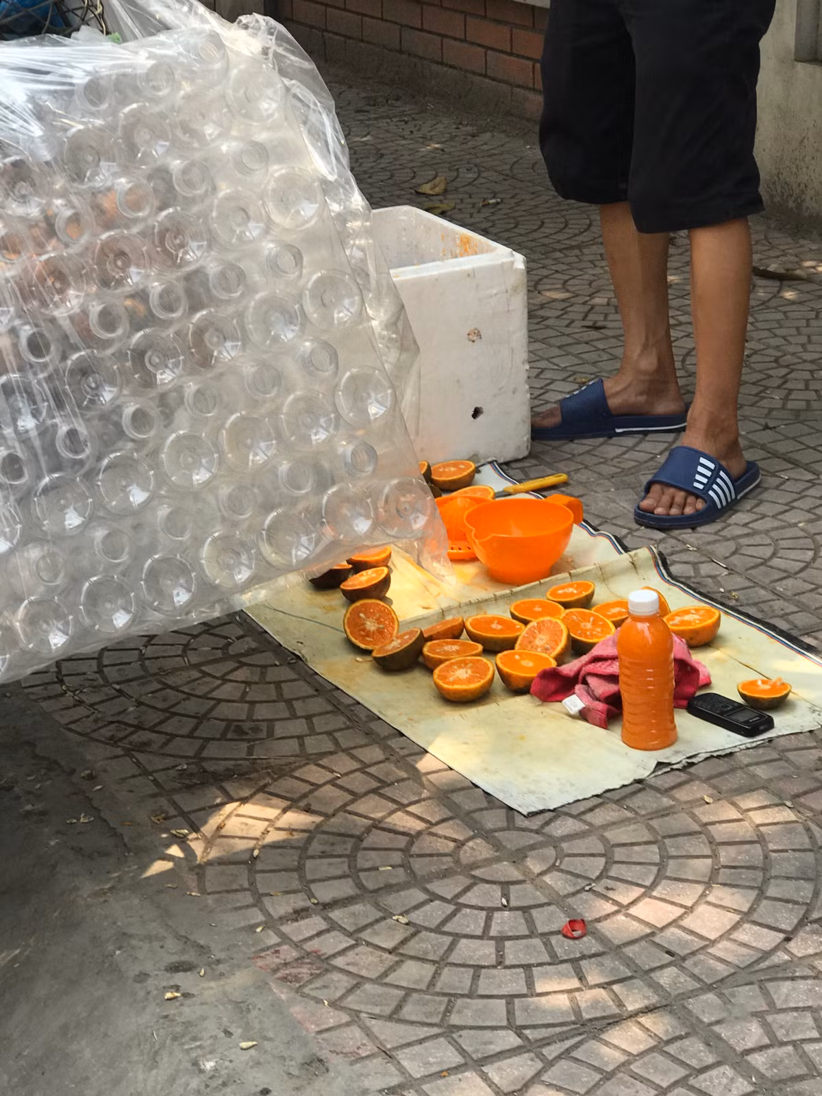 Sự thật giật mình sau chai nước ép 10.000 đồng bán đầy vỉa hè - Hình 6 Su that giat minh sau chai nuoc ep 10.000 dong ban day via he-Hinh-6