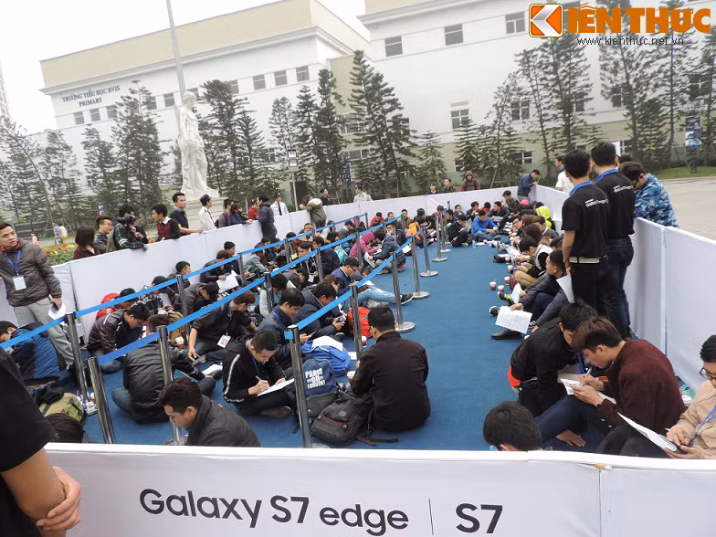 Sáng 18/3, 100 người may mắn nhất đã được chọn và lấy số thứ tự để đăng ký mua máy Samsung Galaxy S7 giảm giá.