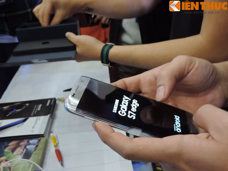 Cận cảnh chiếc điện thoại Samsung galaxy S7 edge đầu tiên được khởi động.