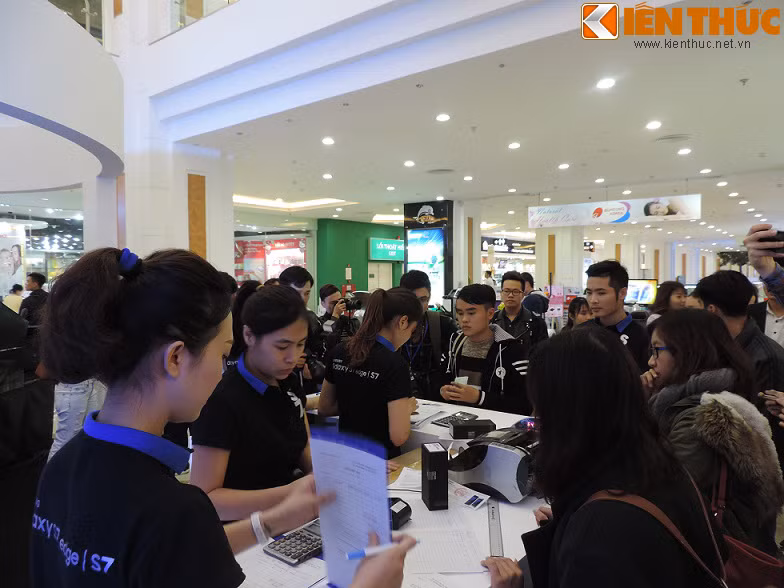 Ông Trần Thông, Giám đốc bán hàng của Samsung tiết lộ: "Để tránh việc khách hàng mua máy giá rẻ để đi bán lại, chương trình giảm giá 30% cho 200 khách hàng đầu tiên lần này không giảm trực tiếp bằng tiền mặt mà chỉ tặng quà và voucher giảm giá 30% khi mua những sản phẩm khác". Hiện, giá Samsung Galaxy S7 là 15.990.000 đồng và S7 Edge là 18.490.000 đồng.