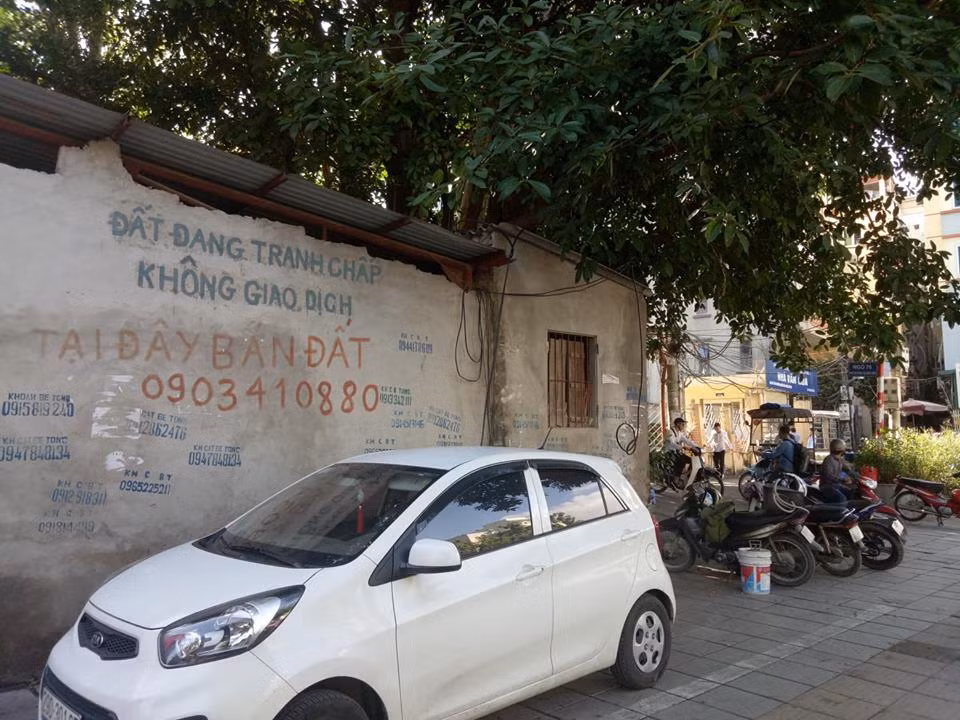 Hiện trên bức tường dài 18,7m chỉ có dòng chữ “Đất đang tranh chấp, không giao dịch”. 