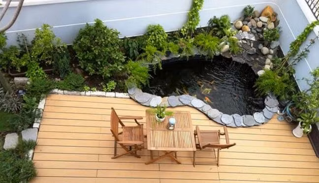 Nếu không có sân vườn, bạn vẫn có thể tự tay thiết kế một hồ cá koi mini như thế này trên lan can, sân thượng nhà mình.