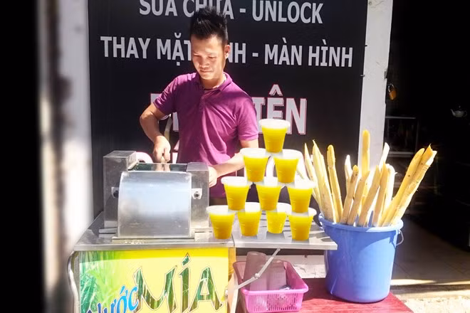 Một số dịch vụ ăn uống như bán trà đá, nước mía, nước giải khát, các hàng chè, trà sữa... cũng kiếm “bộn tiền”. Ảnh: Vsolutions. Một số dịch vụ ăn uống như bán trà đá, nước mía, nước giải khát, các hàng chè, trà sữa... cũng kiếm “bộn tiền”. Ảnh: Vsolutions.