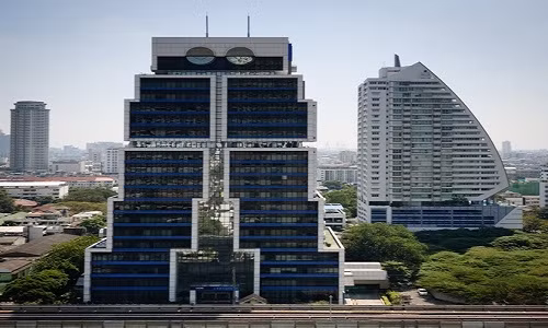 Tòa nhà robot có hình dạng giống con người này nằm ở Bangkok, Thái Lan và là trụ sở của ngân hàng United Overseas. 