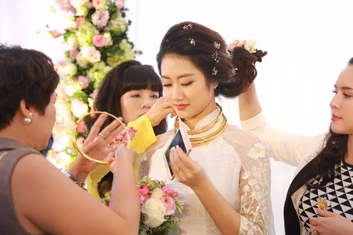Trong buổi lễ thành hôn tại nhà trai, Hoa hậu Thu Ngân cũng được người thân bên chồng trao cho nhiều của hồi môn là vòng cổ và lắc tay vàng quý giá. Ảnh: Dân Việt.