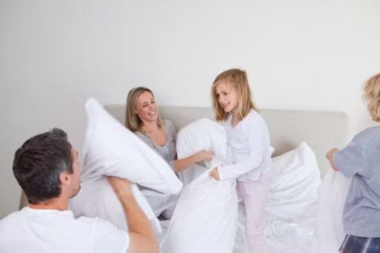 Sống trong một khách sạn năm sao thoải mái, bạn có muốn thưởng thức một "trận chiến" gối ôm cổ điển? Khách sạn Palm Beach Ritz-Carlton sẽ đáp ứng nhu cầu này. Dịch vụ “Pillow Fight” với 30 chiếc gối lụa màu sắc rực rỡ, nô đùa cùng với 2 trẻ nhỏ. Khi bạn mệt có thể dừng để sử dụng điểm tâm tối. Giá của dịch vụ kỳ quặc này có giá 60 USD.