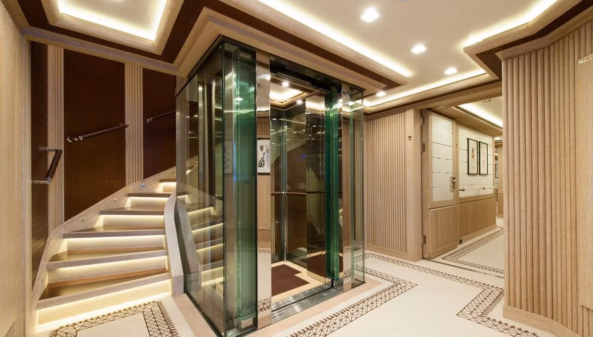 Du thuyền còn được trang bị thang máy thủy tinh trong suốt tuyệt đẹp.