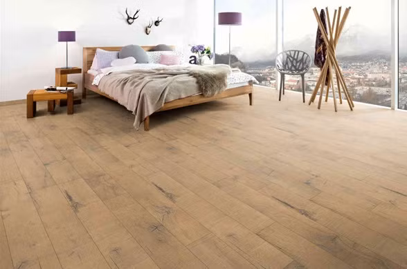 Ưu điểm của Cork là độ bền cao. Cork cũng có khả năng xua đuổi côn trùng và nấm mốc, chống mục nát, chống cháy và thẩm mỹ cao. Độ bền của nó cho phép sử dụng trong bất kỳ phần nào của ngôi nhà.