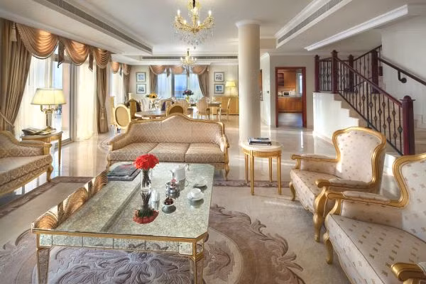 Điểm đặc biệt của ngôi nhà là sân thượng được tận dụng để biến thành vọng lâu. Trong vọng lâu còn có hồ bơi rộng đến 18m để bạn có thể vừa tắm vừa thưởng ngoạn cảnh đẹp.