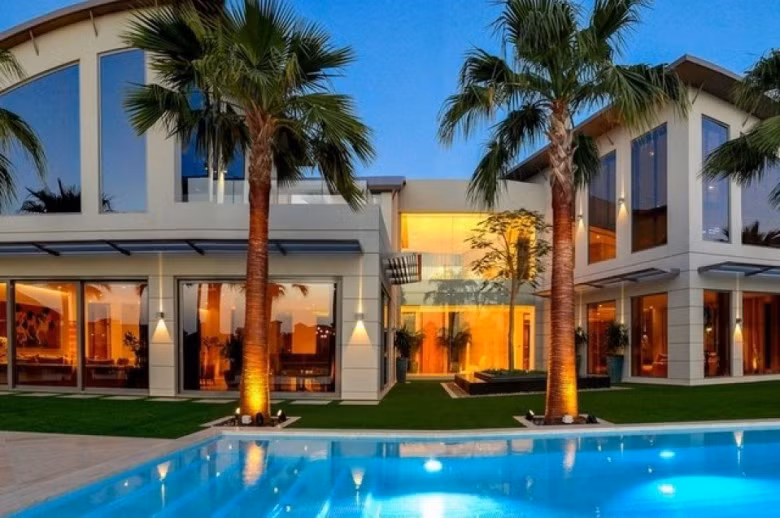 Villa Palm Jumeirah. Biệt thự sang trọng rộng 2621 m2 này có giá 24,1 triệu đô. Gồm có 6 phòng ngủ đều được lát đá cẩm thạch, nó được xem như là một ngôi nhà có giá hời nếu chủ sở hữu nào may mắn sở hữu.