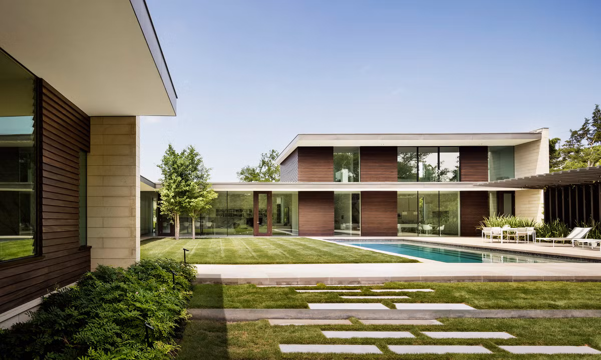 Preston Hollow Residence được xây dựng từ năm 2015 và tọa lạc tại khu phố Preston Hollow, Dallas, Mỹ.