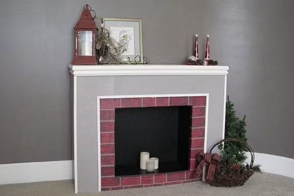 Lò sưởi giả. Nếu phòng khách không có lò sưởi, dễ dàng tạo ra một chiếc lò sưởi mô hình bằng bìa các tông để tăng thêm phần không khí giáng sinh.