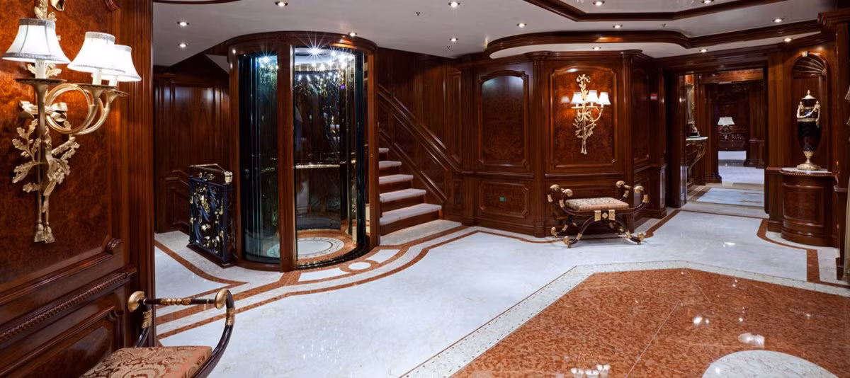 Nó được ví như một khách sạn VIP trên biển với loạt nội thất, tường gỗ sang trọng.