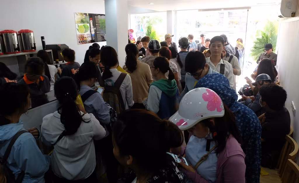 Bên trong cửa hàng trà sữa chật cứng khách chờ mua.