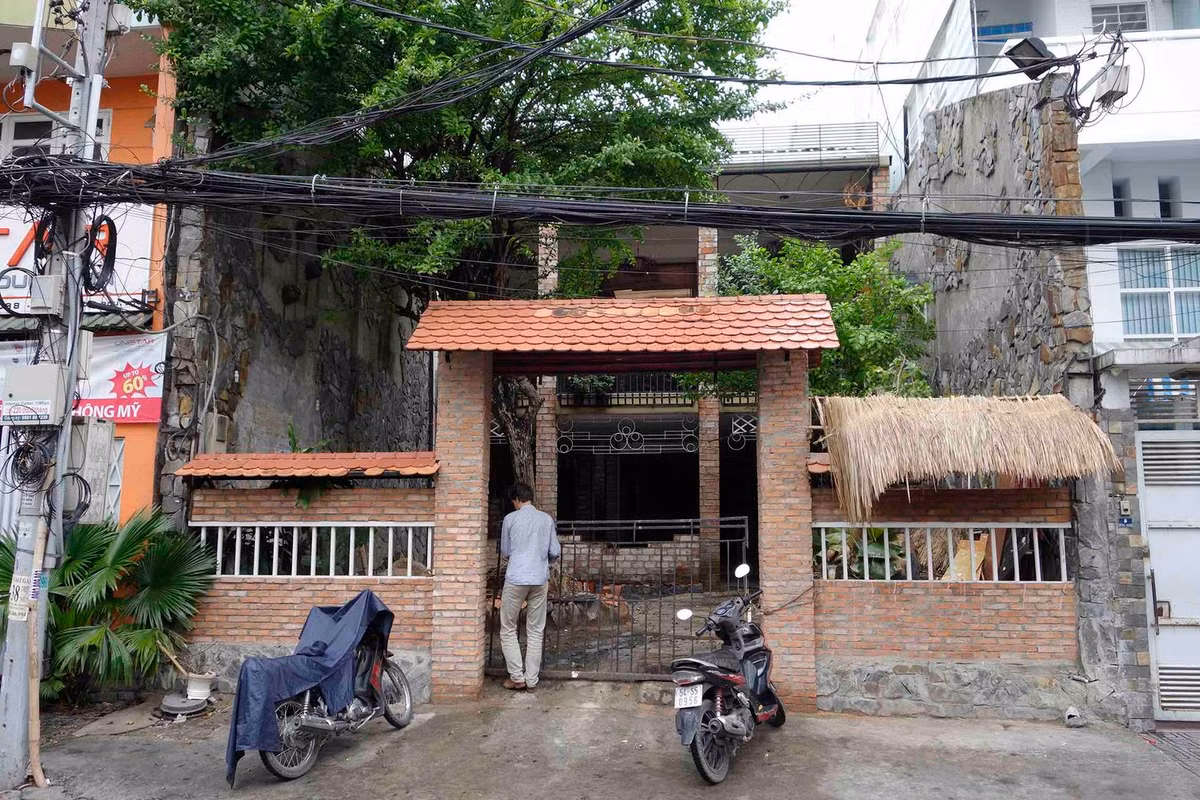 Nhìn vẻ bề ngoài của nhà hàng này không có gì đặc sắc thậm chí có phần chân quê.