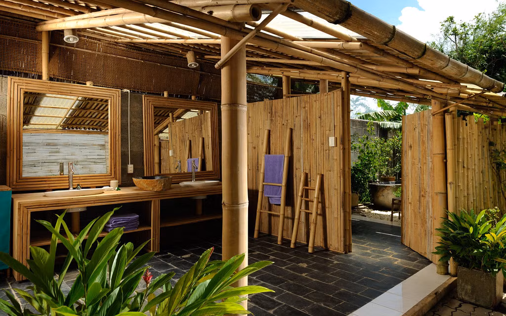 Nằm giữa rừng thuộc vùng núi Gunung Agung, Bali, Indonesia, ngôi nhà bằng tre hình chữ A do hai kiến trúc sư Jarmil Lhoták và Alena Fibichová thiết kế. Ảnh Tripcanvas.