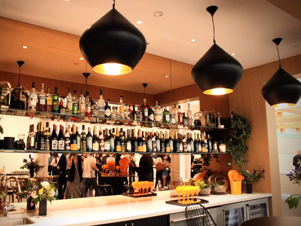 Trụ sở mới của Instagram tại New York sở hữu cả một quầy bar bên trong mang tên Thirsty Flamingo, phục vụ rượu, bia, đồ uống và các nhân viên có thể tự thưởng thức.