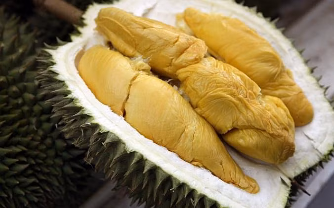Dù có giá lên tới 1,6 triệu đồng/kg nhưng không ít người Việt vẫn sẵn sàng “móc hầu bao” để được thưởng thức sầu riêng Musa King. (Ảnh Straitstimes)
