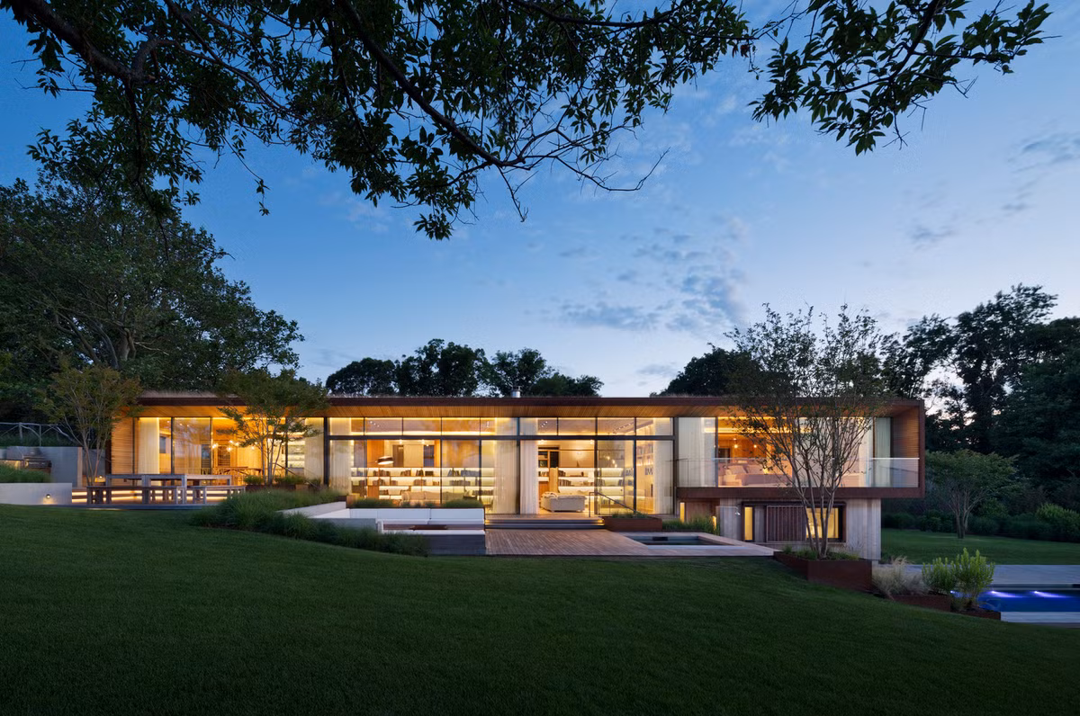 Vẻ đẹp yên bình của Peconic House khi đêm xuống. Ảnh: Michael Moran.