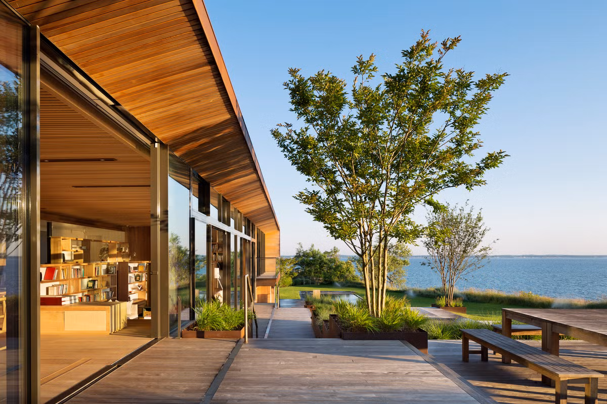 Peconic House còn sở hữu khoảng sân hiên rộng tới 185m2 ngập tràn ánh nắng và màu xanh của cây cỏ.