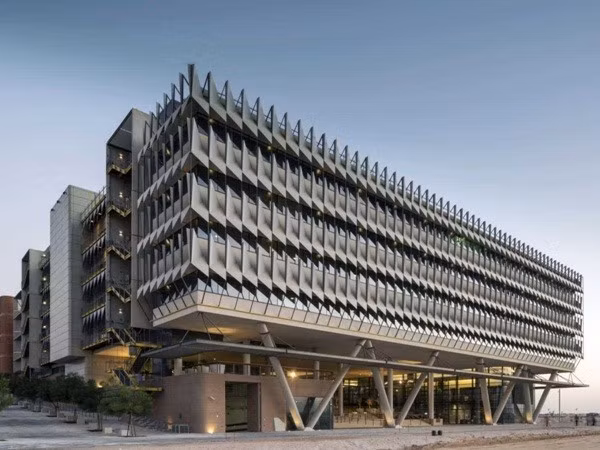 Trụ sở của Siemens ở Abu Dhabi, Tiểu Vương Quốc Ả Rập Thống Nhất. Tòa nhà này đại diện cho sự phát triển bền vững của cả tập đoàn lớn mạnh này. Trụ sở Siemens được xây dựng tận dụng hết mức năng lượng của môi trường để giảm chi phí.