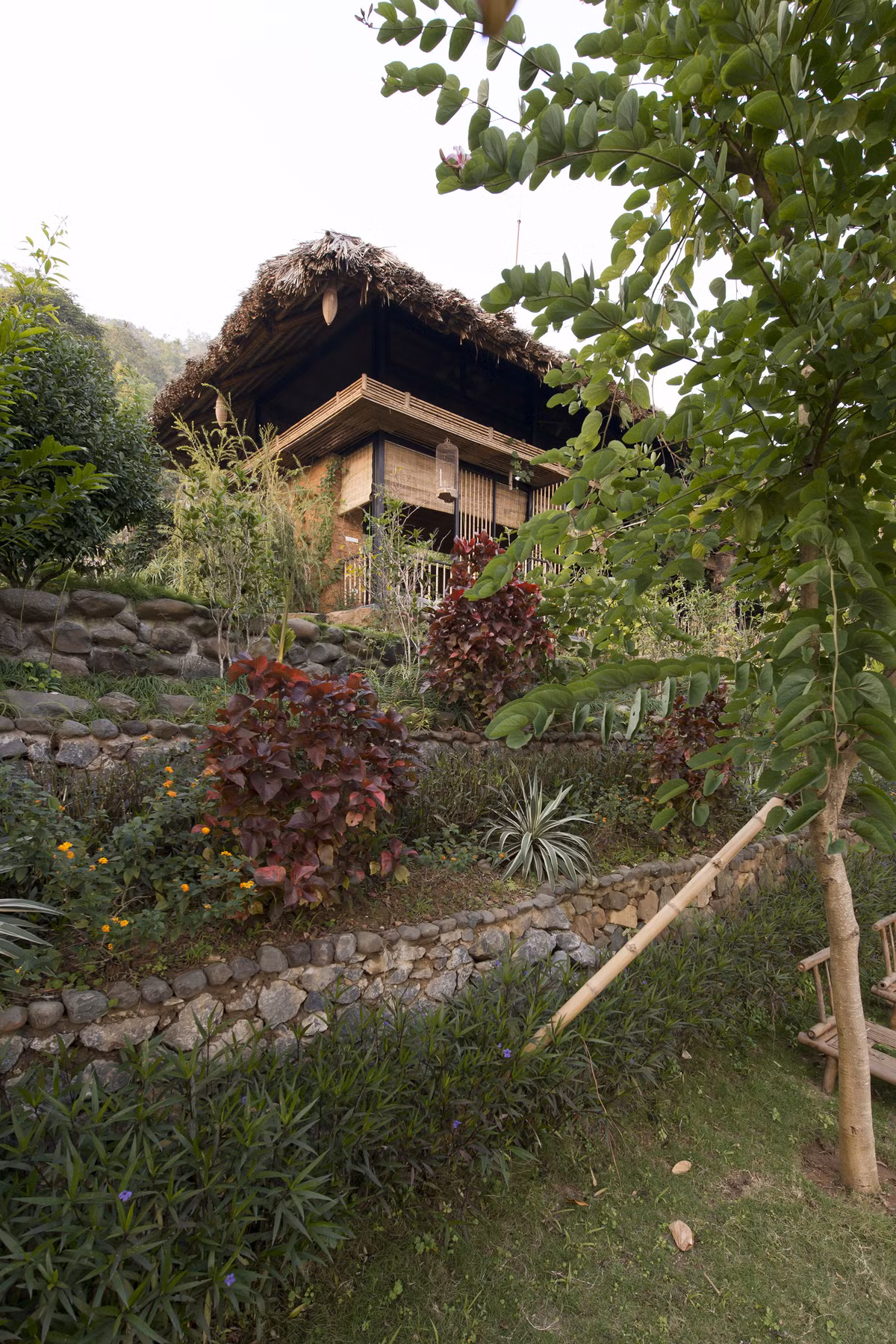  Ngôi nhà sàn ở Hòa Bình có kiến trúc đặc biệt có tên là Hillside với diện tích 120m2 được nhiều trang báo nước ngoài đưa tin bởi nó có kiến trúc lạ và sử dụng vật liệu thân thiện môi trường trong quá trình xây dựng.
