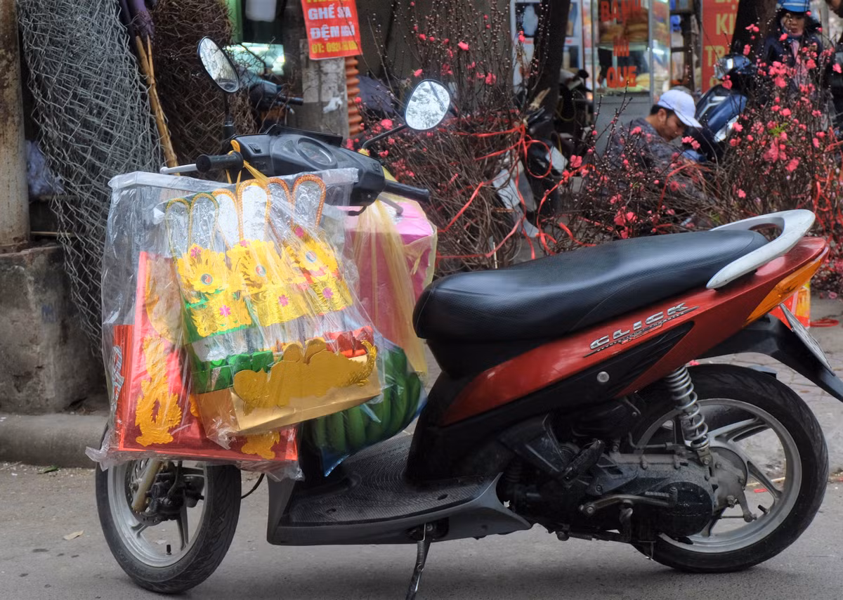 Các bộ vàng mã (mũ, giày, tiền vàng)... chất đầy một chiếc xe máy.