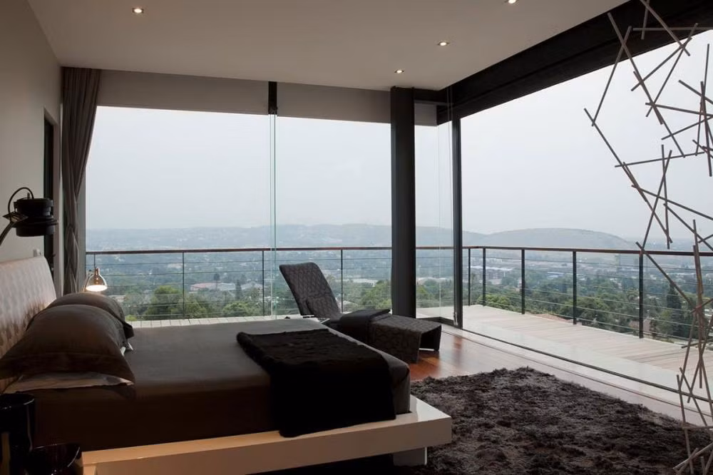 Thay vì những viên gạch thô cứng, tường bằng kính giúp chủ nhân ngôi nhà có thể quan sát cảnh vật thiên nhiên một cách trọn vẹn nhất. Ảnh: Batdongsan.