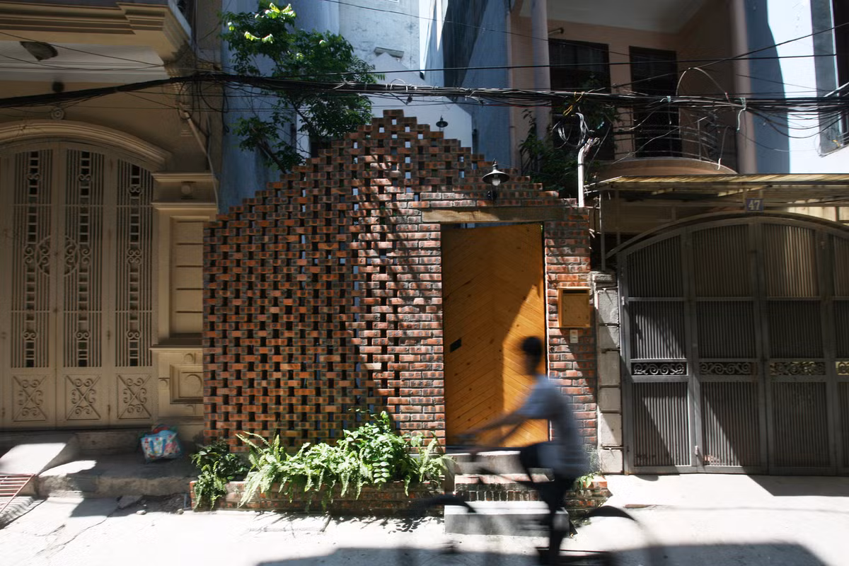 Nằm ở con phố nhỏ, tấp nập và nhà cửa san sát nhưng ngôi nhà gạch ở Hào Nam vẫn tạo cảm giác rất thoáng, nhất là cái hồn trong cảnh xô bồ của con phố.