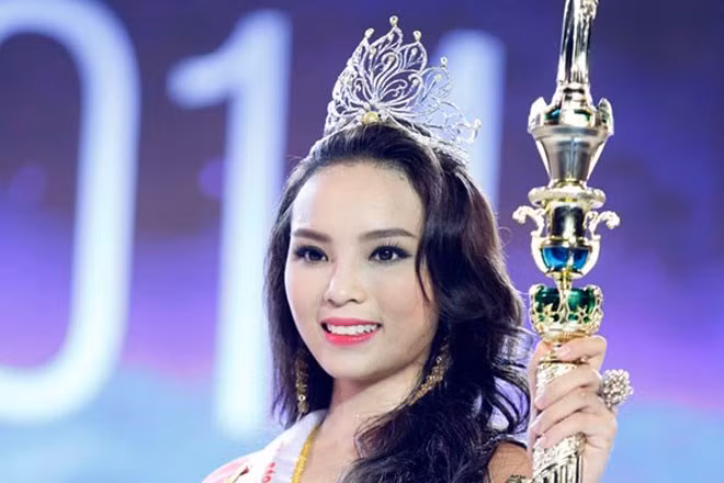 Hoa hậu Nguyễn Cao Kỳ Duyên nổi tiếng ngay từ khi học cấp 3 vì vẻ xinh đẹp và là con gái út của 1 gia đình khá giả ở thành phố Nam Định. Ngôi nhà 3 tầng của tân Hoa hậu khá rộng rãi, nằm ở vị trí đắc địa trên đường Lê Hồng Phong, đây là ảnh viện áo cưới của gia đình.