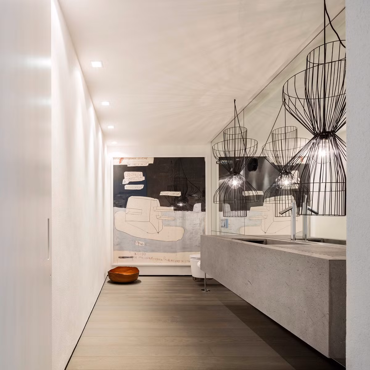 Không gian nhà tắm sáng bừng với những chùm đèn lung linh. Ảnh: Home-designing.