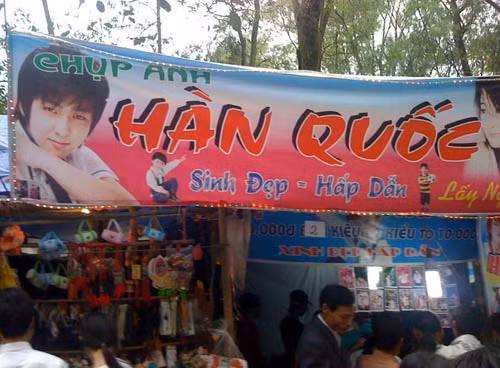 Ngoài ra, hình ảnh những nhân vật trong các bộ phim Hàn nổi tiếng của được tận dụng để làm mẫu quảng cáo cho các cửa hàng.