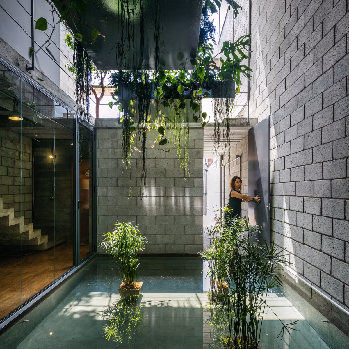 Dù 3 mặt bị bao quanh nhưng Mipibu House vẫn không thiếu ánh sáng và gió trời.