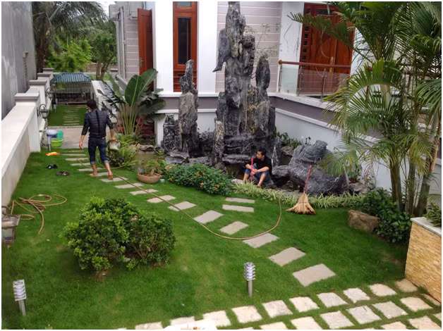 Với những sân vườn có tiểu cảnh nước, bạn có thể lắp đèn ở thành hồ để phản chiếu ánh sáng lên trên mặt nước, giảm bớt sự âm u của hồ nước. Ảnh: Sanvuonadong.