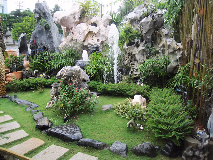 Trong quá trình thiết kế sân vườn, bạn cũng nên lưu ý tới màu sắc của các bộ phận cấu thành như cây trồng, lối đi, tiểu cảnh sao cho hài hòa. Ảnh: Vuonyeu.