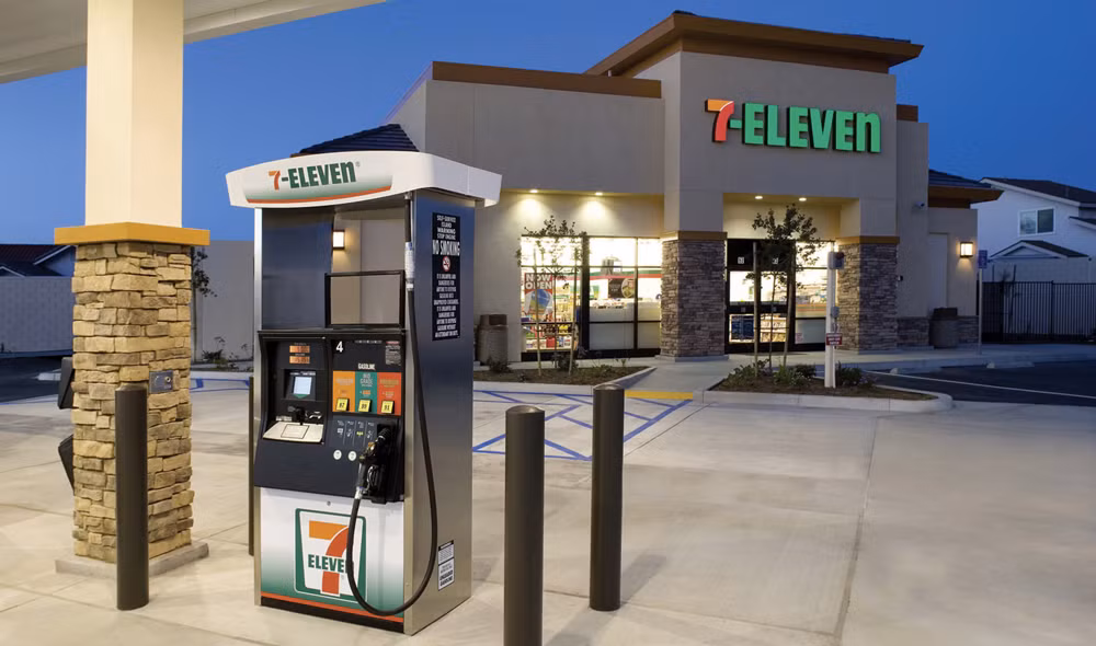Nhân viên của 7-Eleven này luôn phải lắng nghe khách hàng. Tất cả các quản lý vùng đều đặn họp lại thứ 3 hàng tuần để chia sẻ những câu chuyện nhỏ nhất về việc bán hàng, các tình huống xảy ra trong cửa hàng. Hàng nghìn nhân viên cũng phải họp hàng tháng, cũng như tham dự hội nghị toàn hệ thống được tổ chức 1-2 năm/lần.