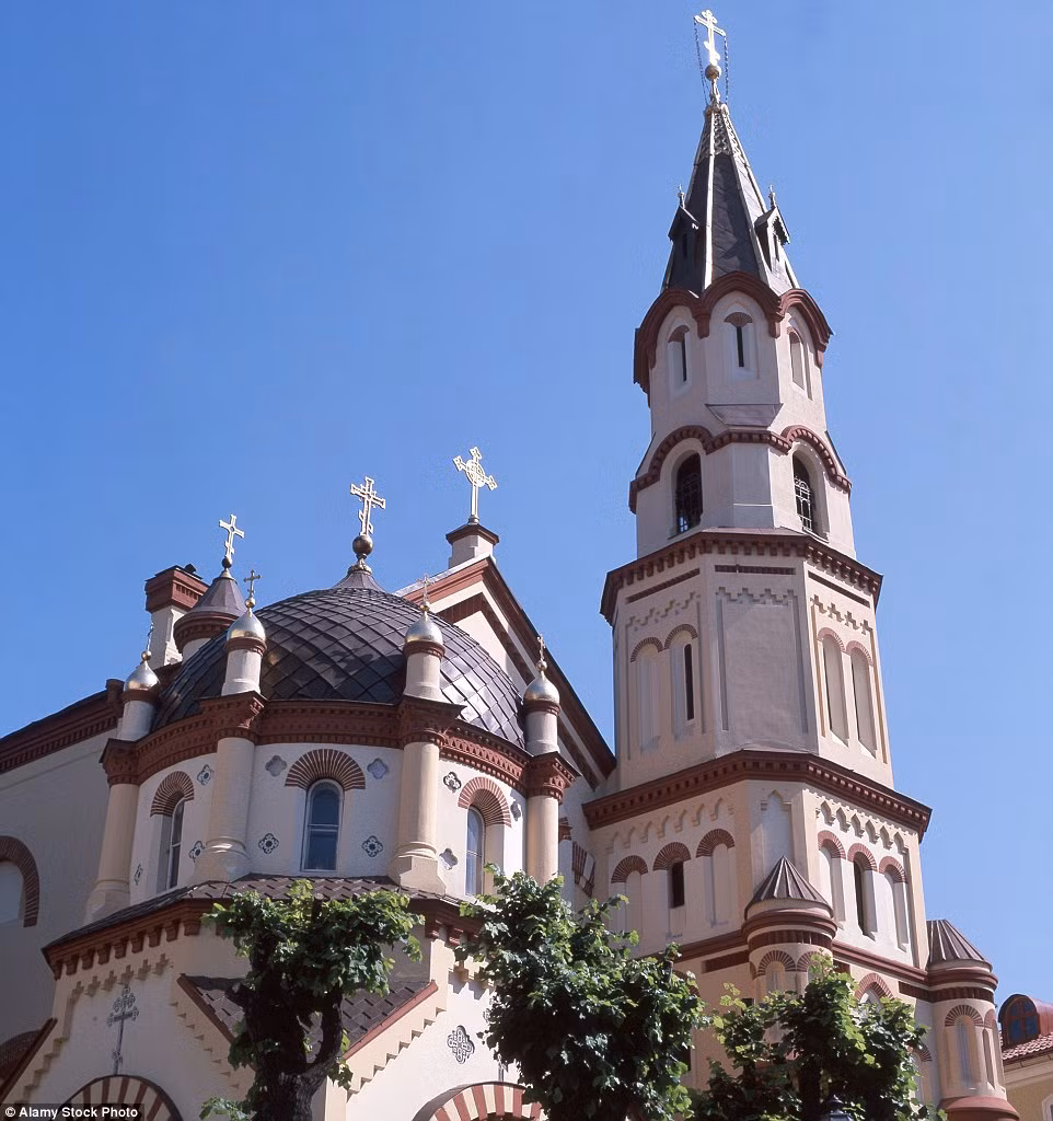 Nhà thờ St Nikolai tại Lithuania. Đây cũng là một trong những địa điểm quay phim hoành tráng. Ngoại thất cổ điển của nó vẫn được giữ nguyên nhưng nội thất đã có một số thay đổi qua nhiều thế kỷ.