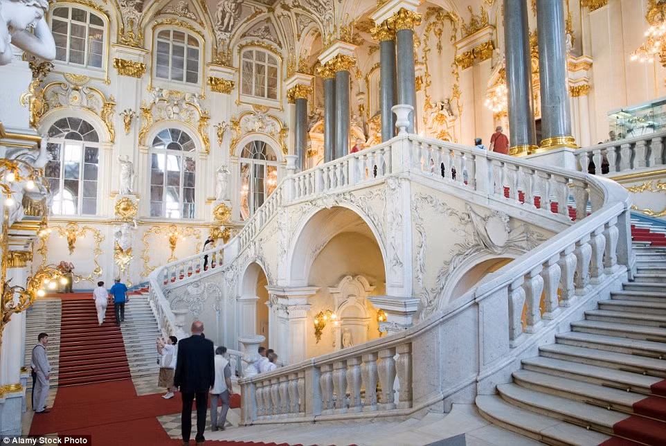 Bảo tàng nhà nước Hermitage. Là một trong những bảo tàng lịch sử lâu đời nhất trên thế giới. Nó được thành lập vào năm 1764 giới thiệu đến du khách sự giàu có của văn hóa, nghệ thuật và kiến trúc.