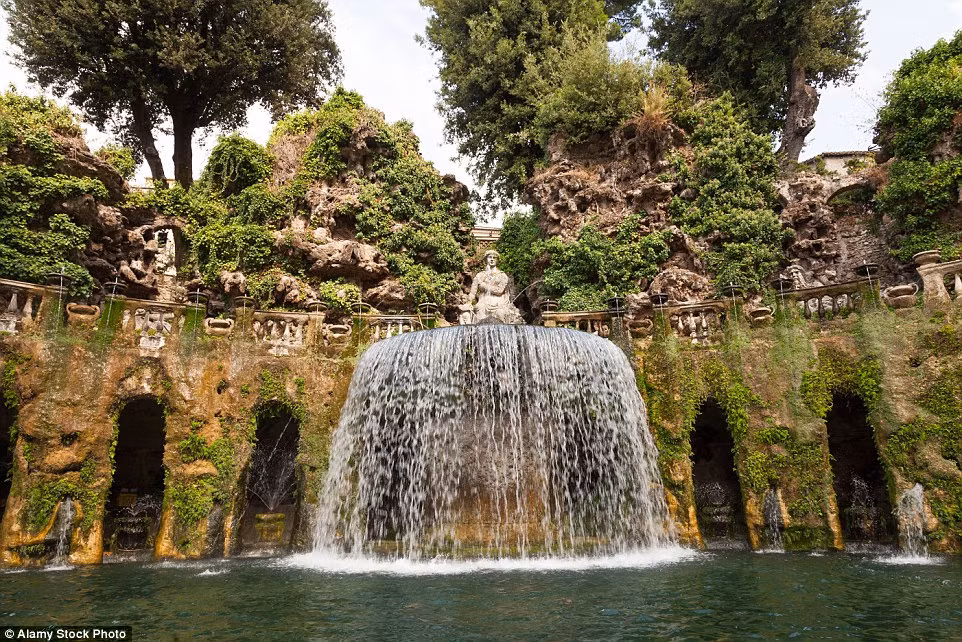 Villa d'Este, Tivoli, Ý. Được tạo ra vào thế kỷ 16, khu vườn này mang dáng vẻ kiến trúc thời Phục Hưng và phong cách châu Âu cổ.