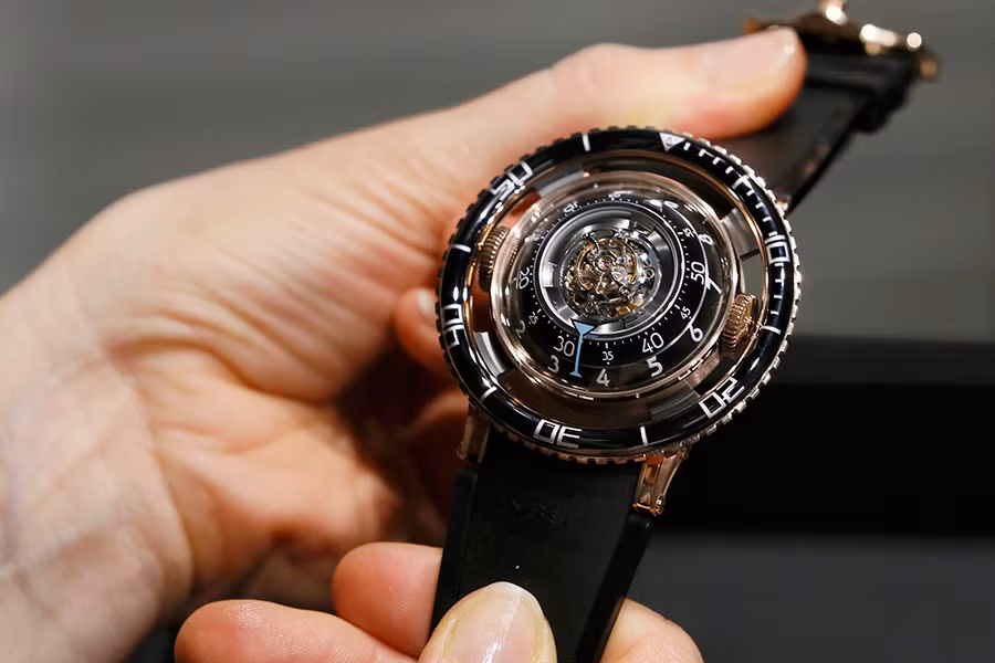Đây là chiếc đồng hồ HM7 Aquapod Tourbillon Diving-Style của hãng đồng hồ nổi tiếng MB&amp;F. Hầu hết các sản phẩm của thương hiệu này thường có giá rất đắt đỏ lên đến hàng tỷ đồng.