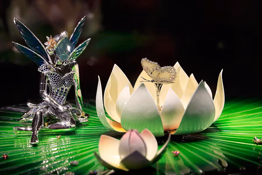 Một mẫu đồng hồ có tên "Fee Ondine" của hãng Van Cleef &amp; Arpels.