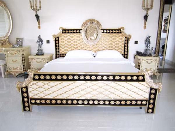 Tiếp theo là phòng ngủ cũng gây choáng ngợp không kém.