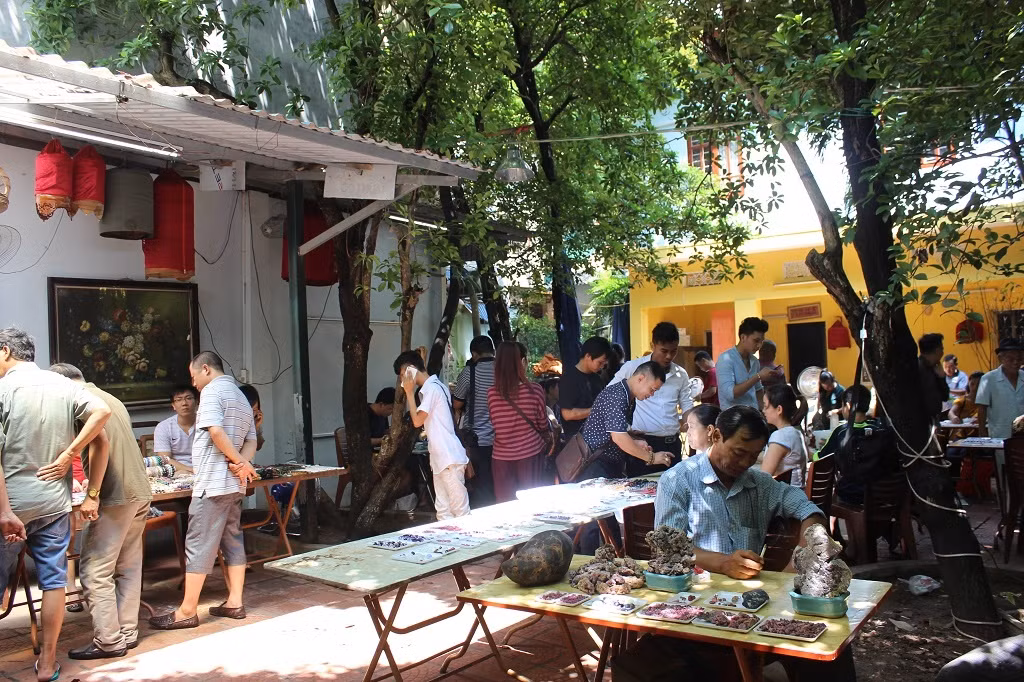 Ruby đỏ ở chợ đá quý Hà Nội có giá đắt nhất trong các loại đá được bày bán, lên đến hàng trăm triệu đồng. (Ảnh Vietnammoi)