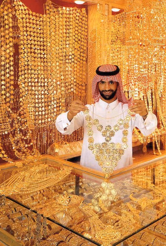 Tại chợ Gold Souk ở Dubai, vàng được bày tràn lan, bán theo cân và khách có thể mặc cả giá thoải mái. (Ảnh Pinimg)