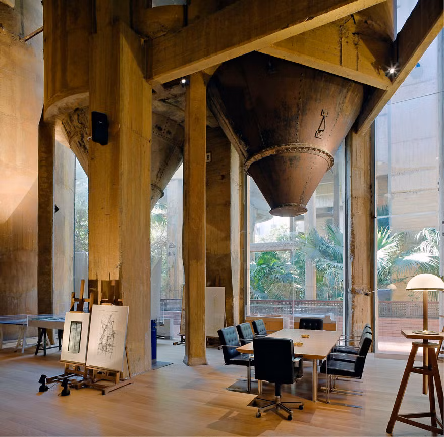 Nội thất hiện đại nhưng tối giản được Ricardo Bofill trang bị cho ngôi nhà. Nhiều chi tiết cũ được giữ nguyên khiến biệt thự này trở nên đặc biệt hơn hẳn.