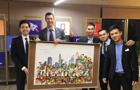 Bức tranh có chữ ký và lời khuyên "Dream big dream" của Tổng thống Barack Obama tặng cho doanh nhân trẻ Trung Tín. Ảnh: CafeF.