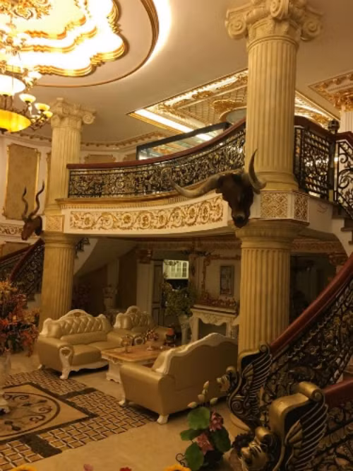 Phòng tiếp khách sử dụng tông màu trắng chủ đạo, bộ sofa bọc da cao cấp được đặt chính giữa, hai bên là cầu thang lên tầng. Ảnh: saobiz.
