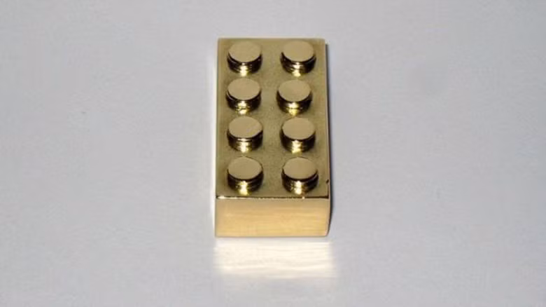 9. Khối LEGO bằng vàng – 14.500 USD Bạn cần nhiều hơn 1 mảnh LEGO để có thể ghép lên một cái gì đó thú vị. Mảnh LEGO này có kích thước bằng với các phiên bản đồ chơi 2x4 inch nhưng nó được làm từ 25.65 g vàng 14 carat và được bán với giá 14.500 USD. Nó giống với 1 tác phẩm nghệ thuật hơn là một món đồ chơi thực tế. 